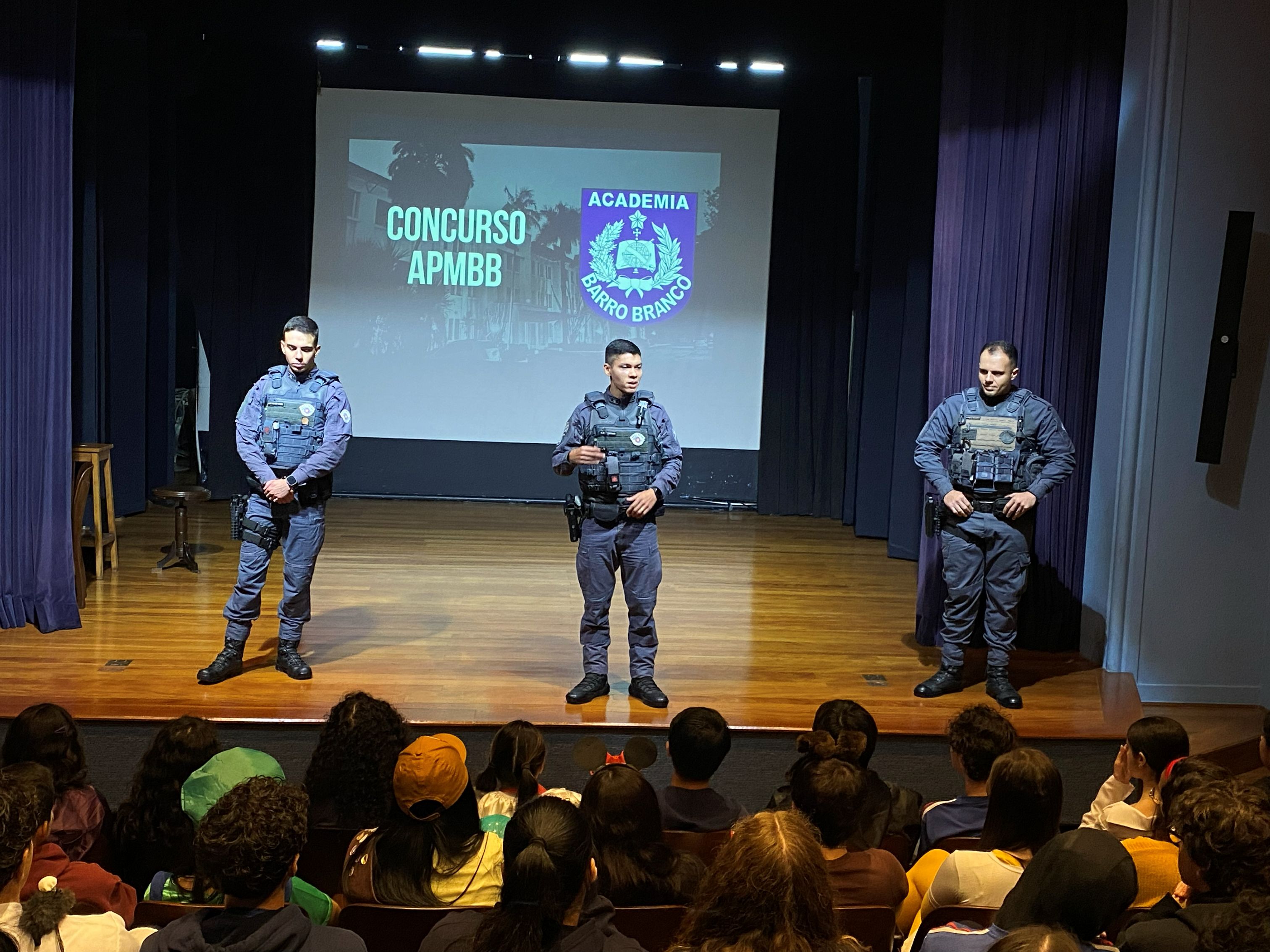 Turmas do Ensino Médio recebem visita de cadetes da Academia de Polícia Militar do Barro Branco